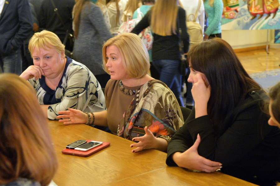 І.Геращенко долучилась до перегляду фільму «Війна химер» про українських військовослужбовців на Донбасі та ознайомилась із фотовиставкою «Не забуті» про українських заручників І.Геращенко долучилась до перегляду фільму «Війна химер» про українських військовослужбовців на Донбасі та ознайомилась із фотовиставкою «Не забуті» про українських заручників