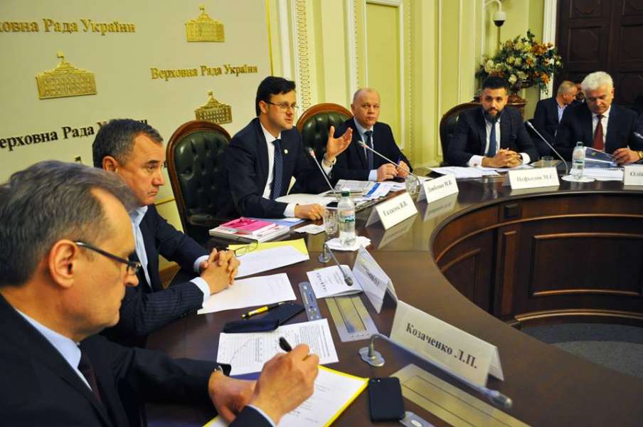 Учасники круглого столу «Стратегія розвитку промисловості України» ухвалили резолюцію з пропозиціями до уряду (відео) Учасники круглого столу «Стратегія розвитку промисловості України» ухвалили резолюцію з пропозиціями до уряду (відео)
