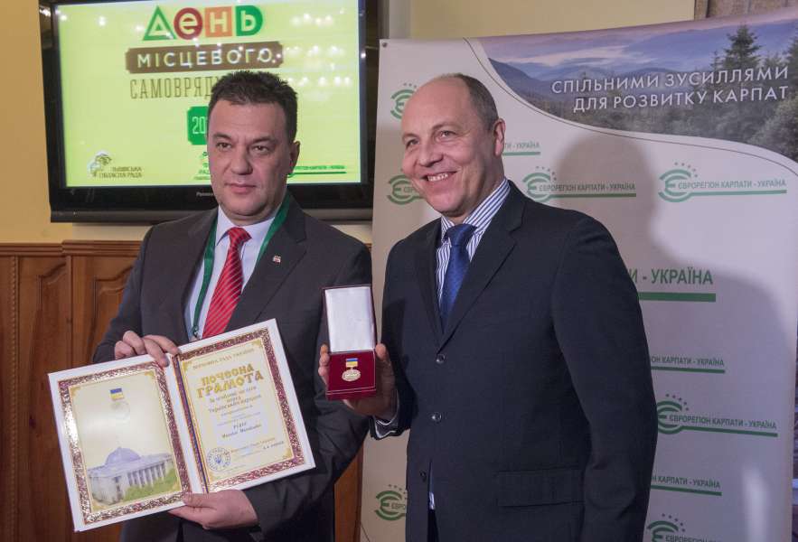 «Прикордонне співробітництво і максимально відкритий кордон зможуть дати поштовх для інвестицій в регіон і підвищити потенціал для розвитку туризму в наших Карпатах», - Голова Верховної Ради України Андрій Парубій «Прикордонне співробітництво і максимально відкритий кордон зможуть дати поштовх для інвестицій в регіон і підвищити потенціал для розвитку туризму в наших Карпатах», - Голова Верховної Ради України Андрій Парубій
