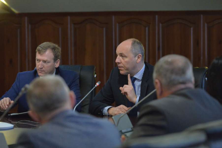 «Прикордонне співробітництво і максимально відкритий кордон зможуть дати поштовх для інвестицій в регіон і підвищити потенціал для розвитку туризму в наших Карпатах», - Голова Верховної Ради України Андрій Парубій «Прикордонне співробітництво і максимально відкритий кордон зможуть дати поштовх для інвестицій в регіон і підвищити потенціал для розвитку туризму в наших Карпатах», - Голова Верховної Ради України Андрій Парубій